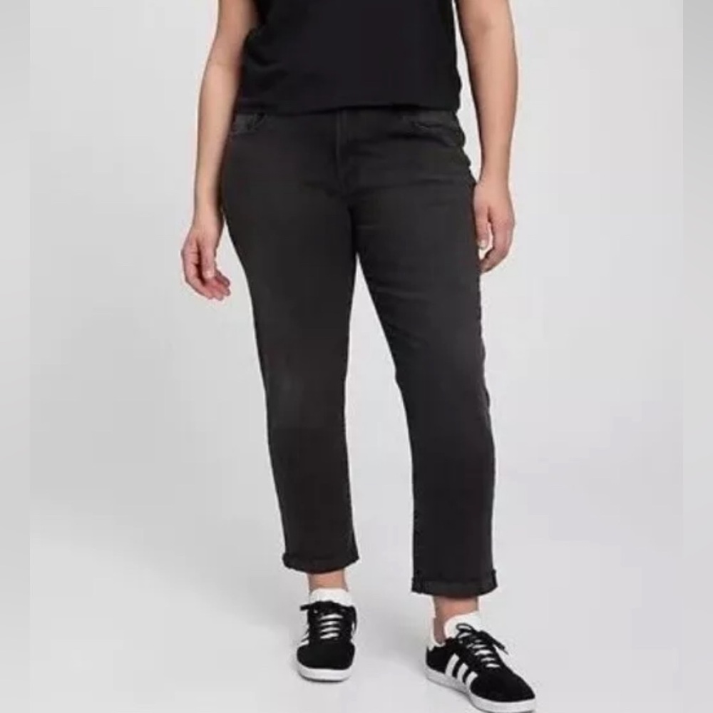NWT Gap Mid Rise Girlfriend Jean, size 6